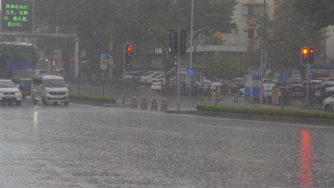 2023广州海珠区端午暴雨下雨街道马路