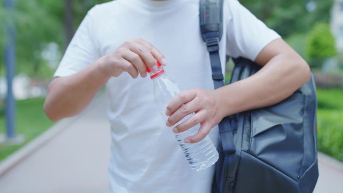 炎热夏天喝水