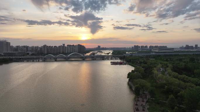 夕阳下的灞河一线河景