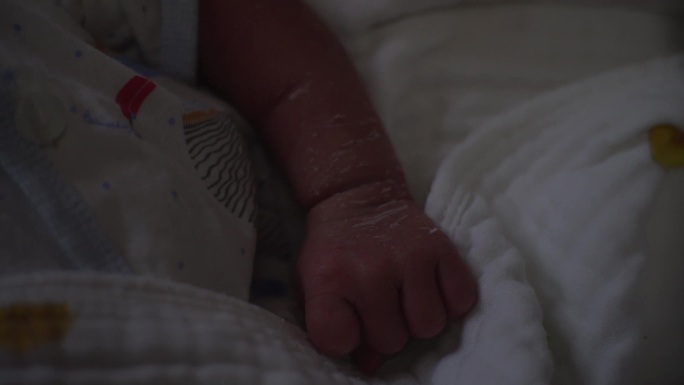 新生儿 新生儿肚子特写 脐带 小手 小脚