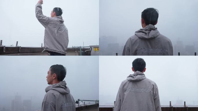 一个男子站在大雨中