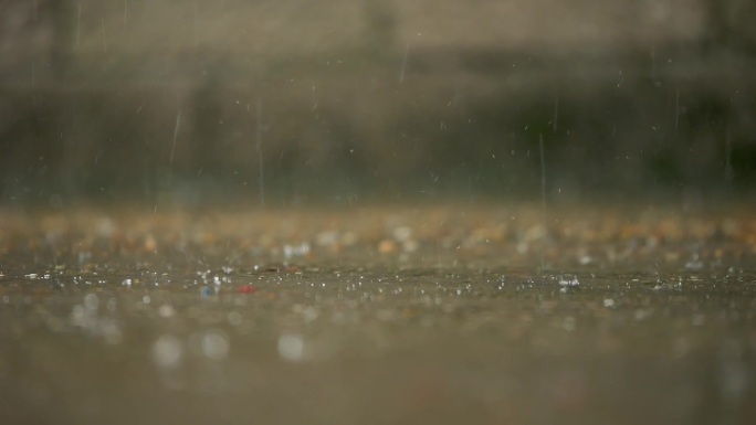 唯美雨天下雨雨滴滴水飞溅雨地面湿漉漉