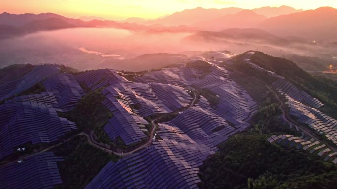 航拍山上光伏太阳能电池板