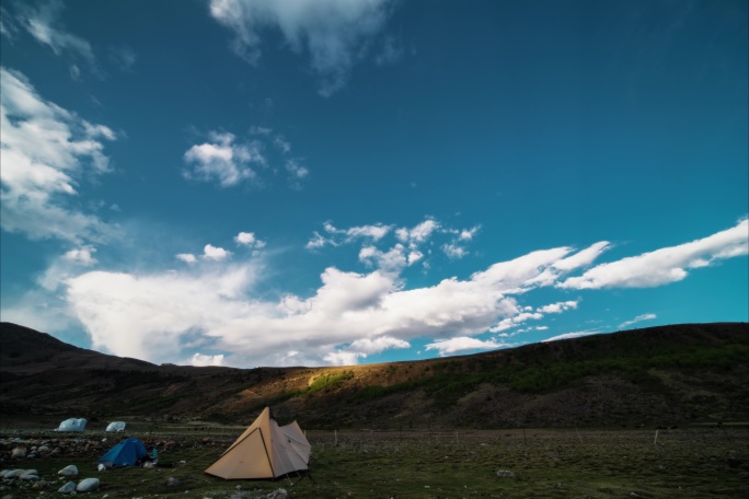 8K户外活动高原蓝天白云下的帐篷延时摄影