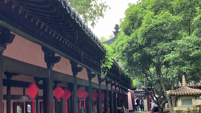 梅雨季节的苏州寒山寺