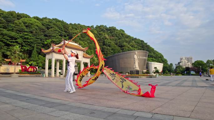 航拍福建南平 谭山公园晨练的人