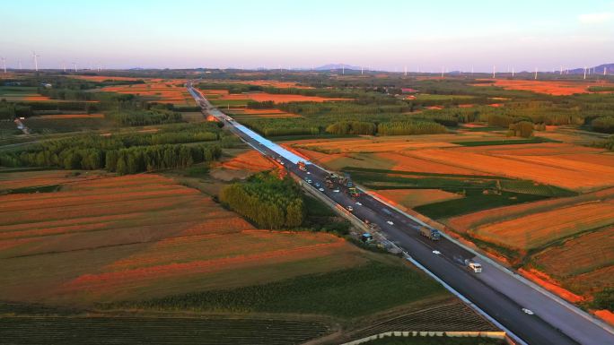 航拍傍晚夕阳下高速公路施工 高速公路落日