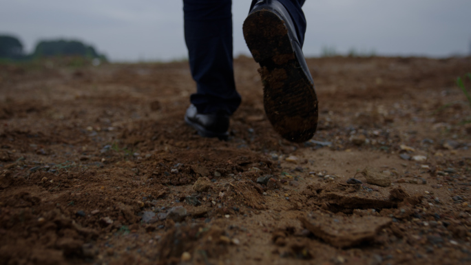 泥土荒地里前行脚步