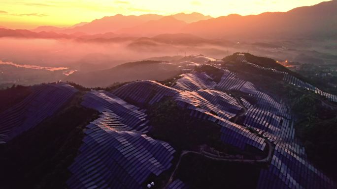 航拍山上光伏太阳能电池板