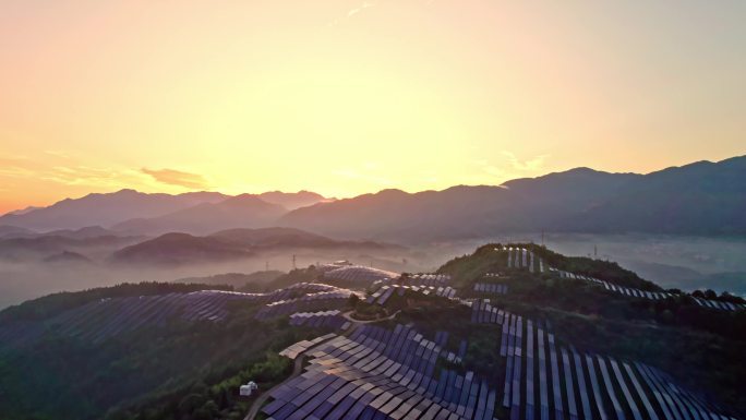 航拍山上光伏太阳能电池板