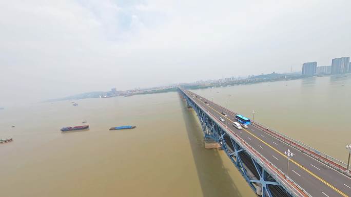 穿越机航拍南京长江大桥日间车流轮船铁路
