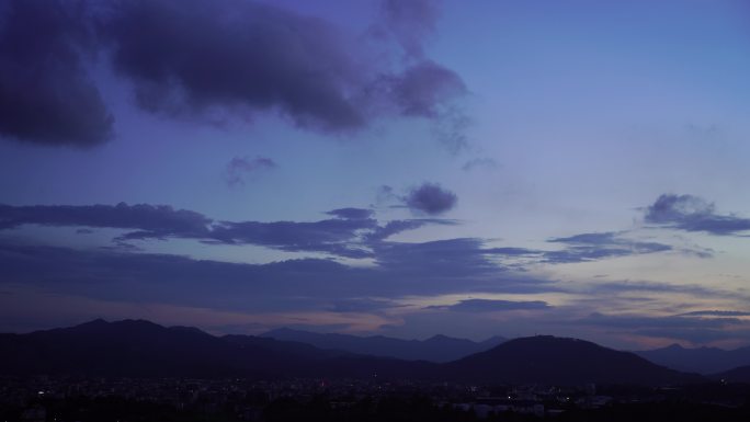 山峰夜幕降临延时天空蓝色晚霞自然风光风景