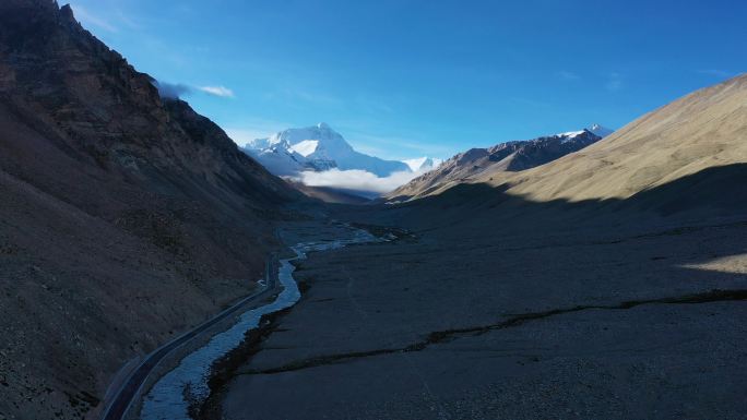 西藏、清晨，航拍喜马拉雅绒布河谷飞向珠峰