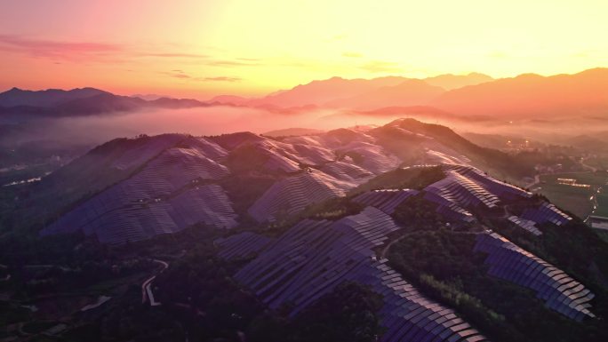 航拍山上光伏太阳能电池板