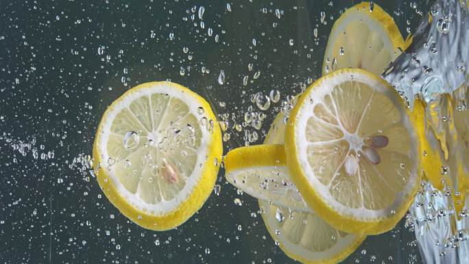 掉落的柠檬片水果慢动作入水主图视频