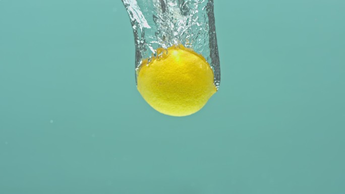 一个柠檬掉入水中特写柠檬黄柠檬