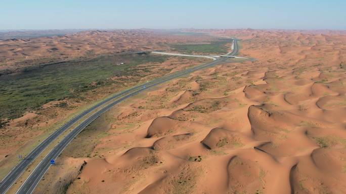沙漠公路货运交通运输物流道路运输沙漠荒漠