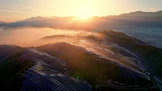 航拍山上光伏太阳能电池板