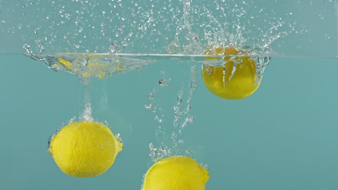 三个柠檬掉入水中特写柠檬黄柠檬