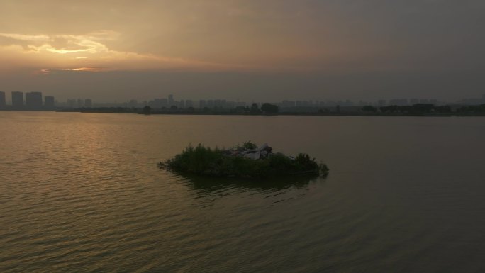 武汉江夏汤逊湖湖面上一个充满垃圾的小岛
