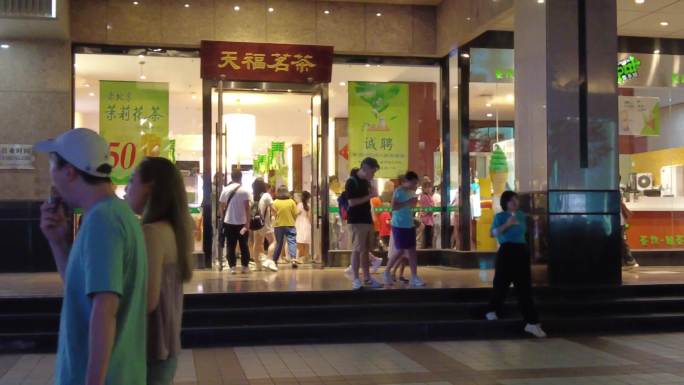 王府井夜北商场购物逛街商业街游客北京旅游