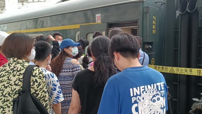 旅客排队等火车口罩候车