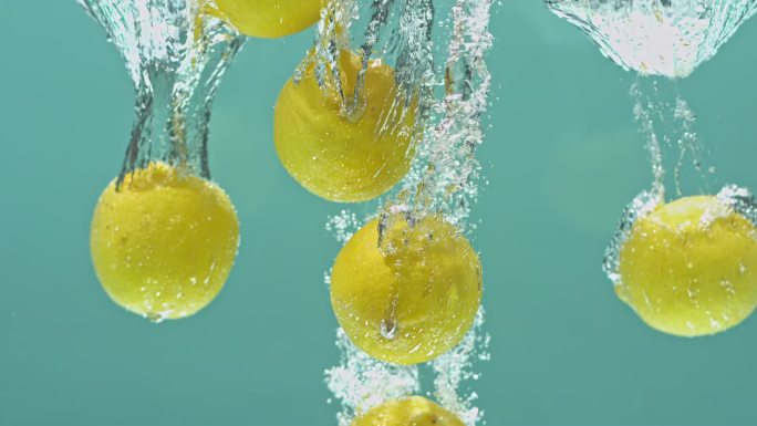 一堆柠檬掉入水中特写柠檬黄柠檬