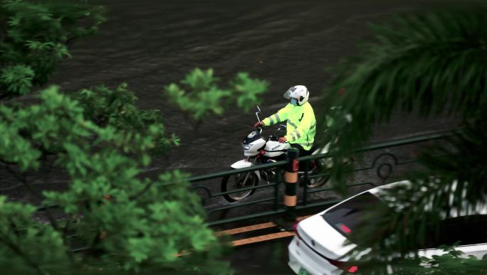 雨天交警骑行