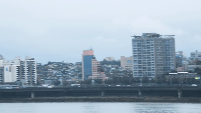 雨景 天桥上的车辆