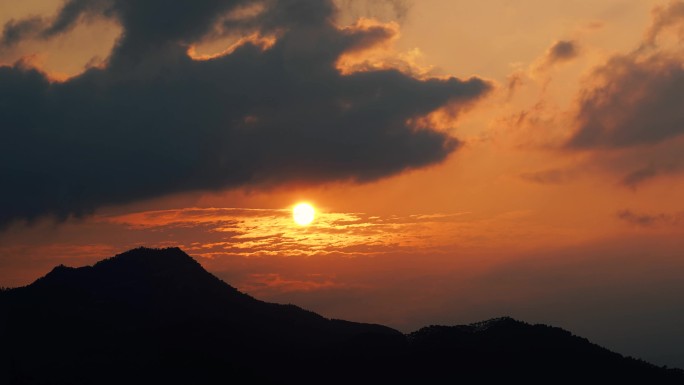 山峰日出延时天空阳光云朵清晨群山太阳升起