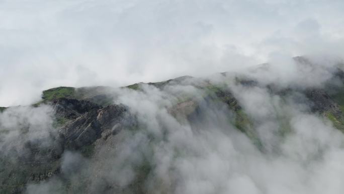 高质量山顶穿云航拍