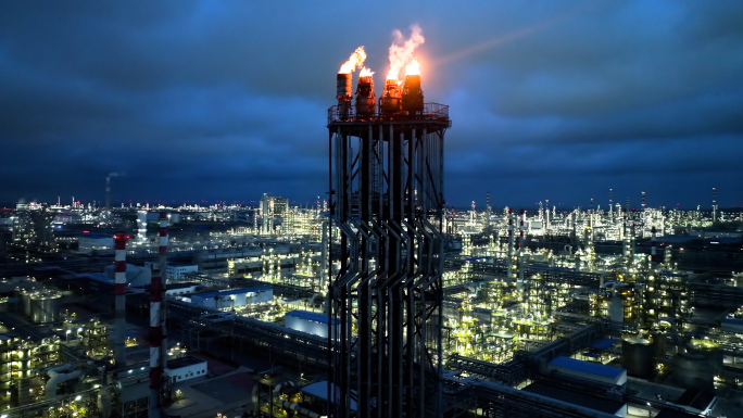 工业石油能源化工厂璀璨夜景航拍