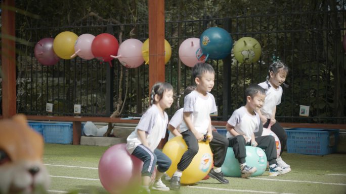 小朋友骑气球比赛 六一儿童节