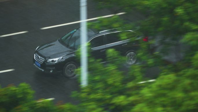 黑色suv雨中行驶