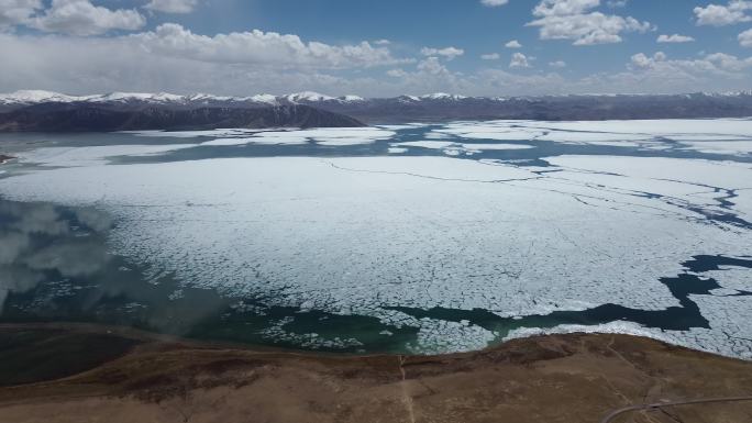 航拍高原湖泊的冰雪融化