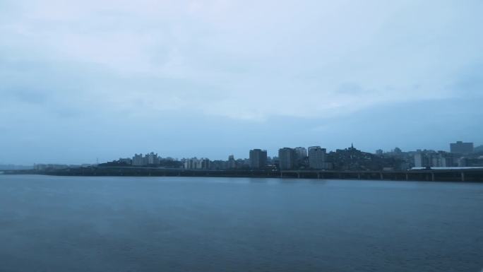 雨景 天桥上的车辆