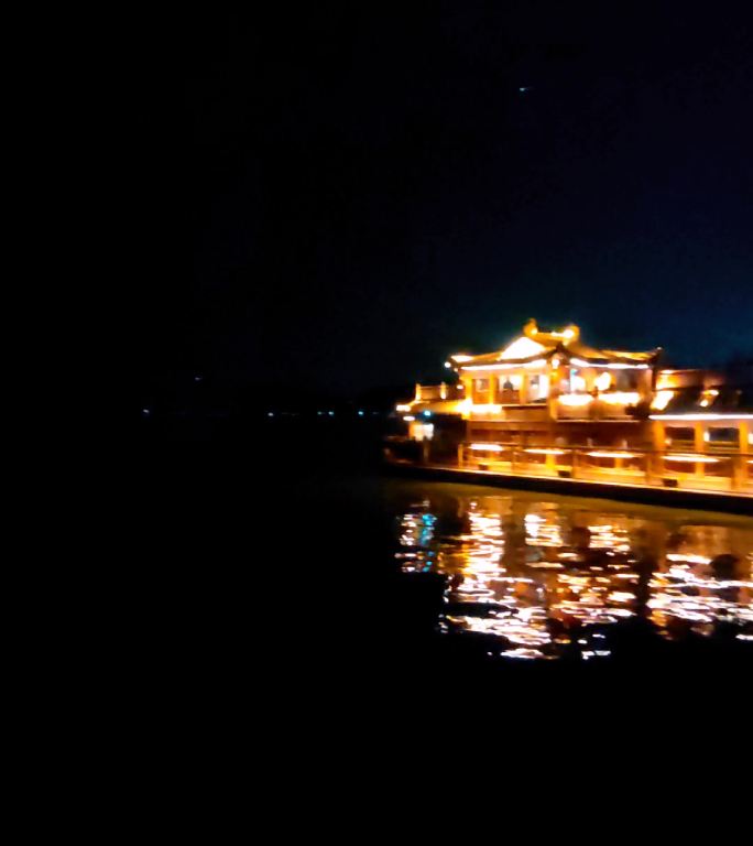 西湖夜景灯火通明的游船