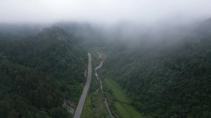 武当山的晨雾和山脚下的村庄道路