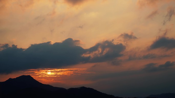 山峰日出延时天空阳光云朵清晨群山太阳升起