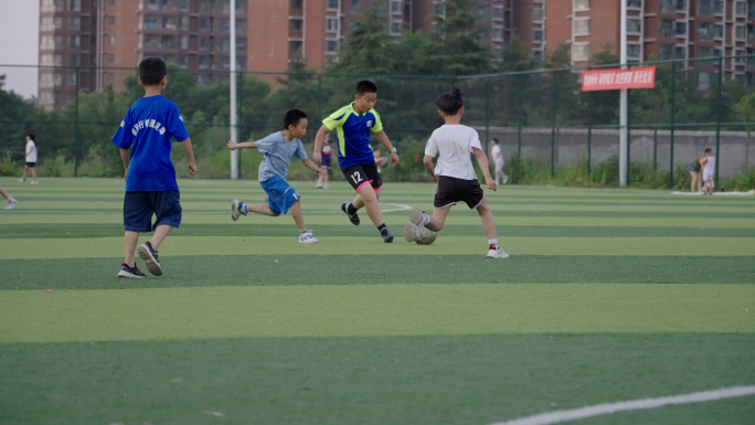 足球少年在足球场踢足球玩耍【4K】