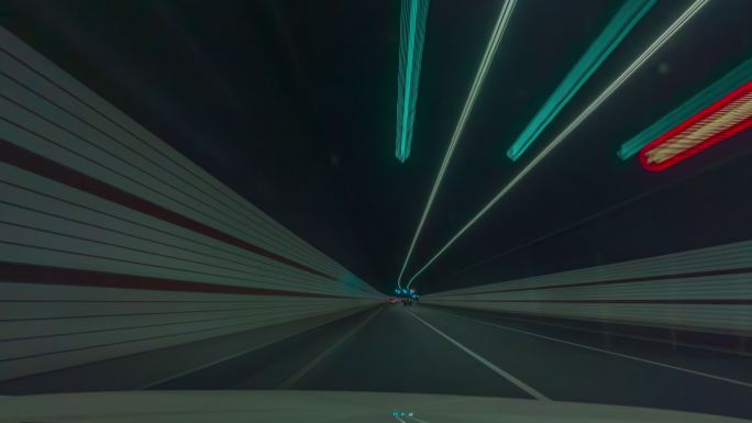 城市道路穿梭日间