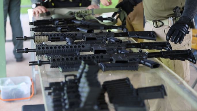 桌子一排武器步枪枪械装备