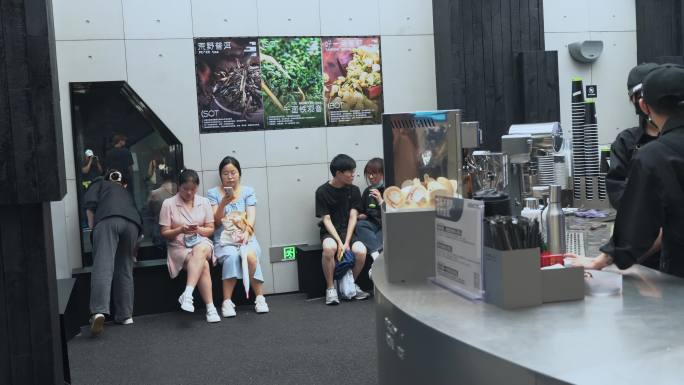 武汉江汉路步行街新地标——顽徒奶茶店