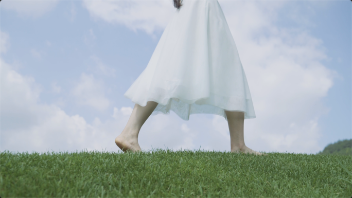 特写白裙女孩光脚走路女孩草地唯美女孩草地