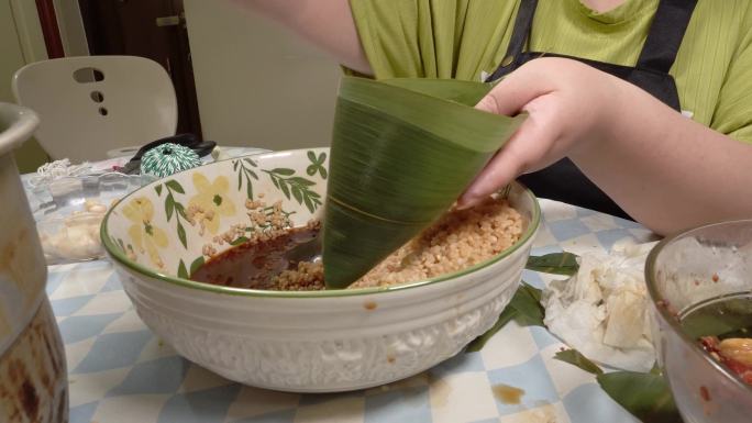 屈原端午节包肉粽 (3)