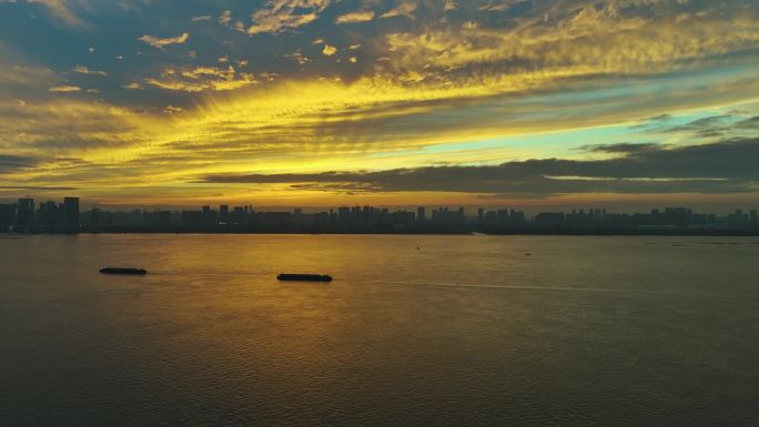 航拍夏季武汉长江上的壮丽晚霞风光