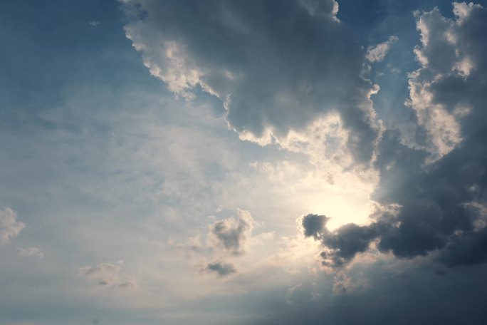 太阳穿过云层天空云延时雨过天晴