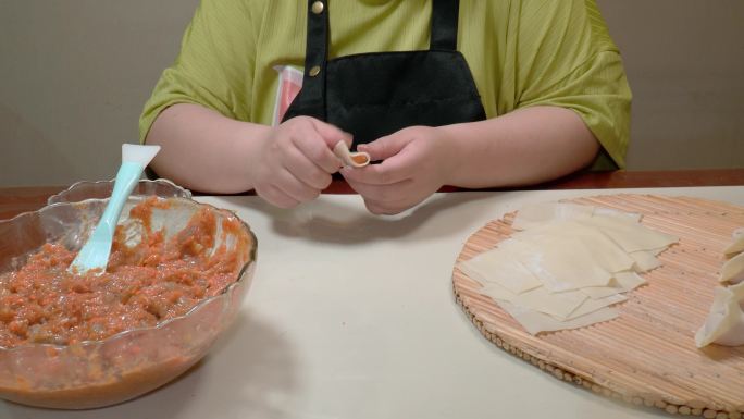 特写鲜虾馄饨制作方法 (2)