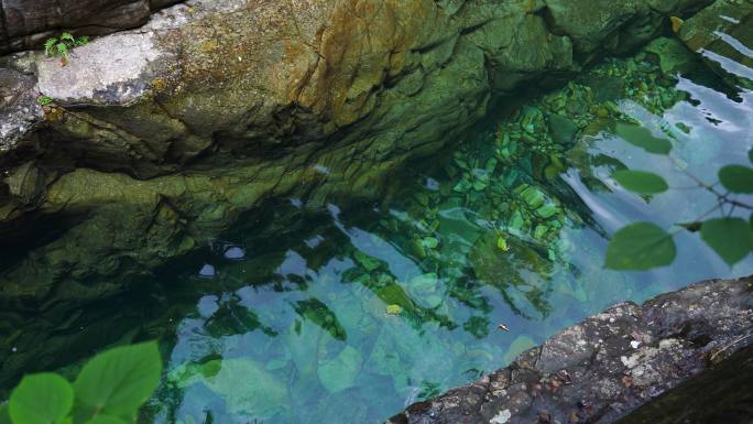 山间流淌翠绿的果冻般质地的湖泊——翡翠湖