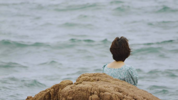 海边 女人 有心事的女人 女人看着大海